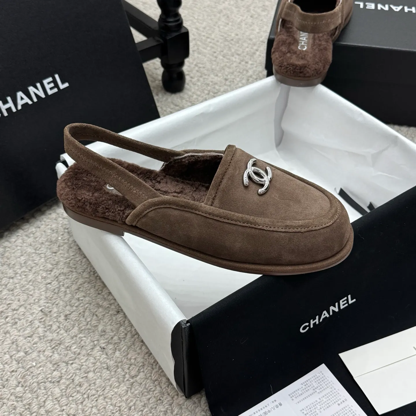 👟👟Ex-factory price 600👟👟 Classic model 🇨🇳ChaneL 25K Teddy fur loafers Simple and high-end design, super versatile! Double C logo embellishment! Imported suede has the texture of natural animal leather visible to the naked eye! The top version is stress-free when entering and exiting the cabinet. It has a bookish texture on the feet and feels great on the feet. Versatile item. ✅Upper: Customized imported suede. ✅Inner lining: imported lamb wool. ✅Outsole: imported genuine leather. ✅Size: 35-40. ✅Comes with a full set of packaging.
